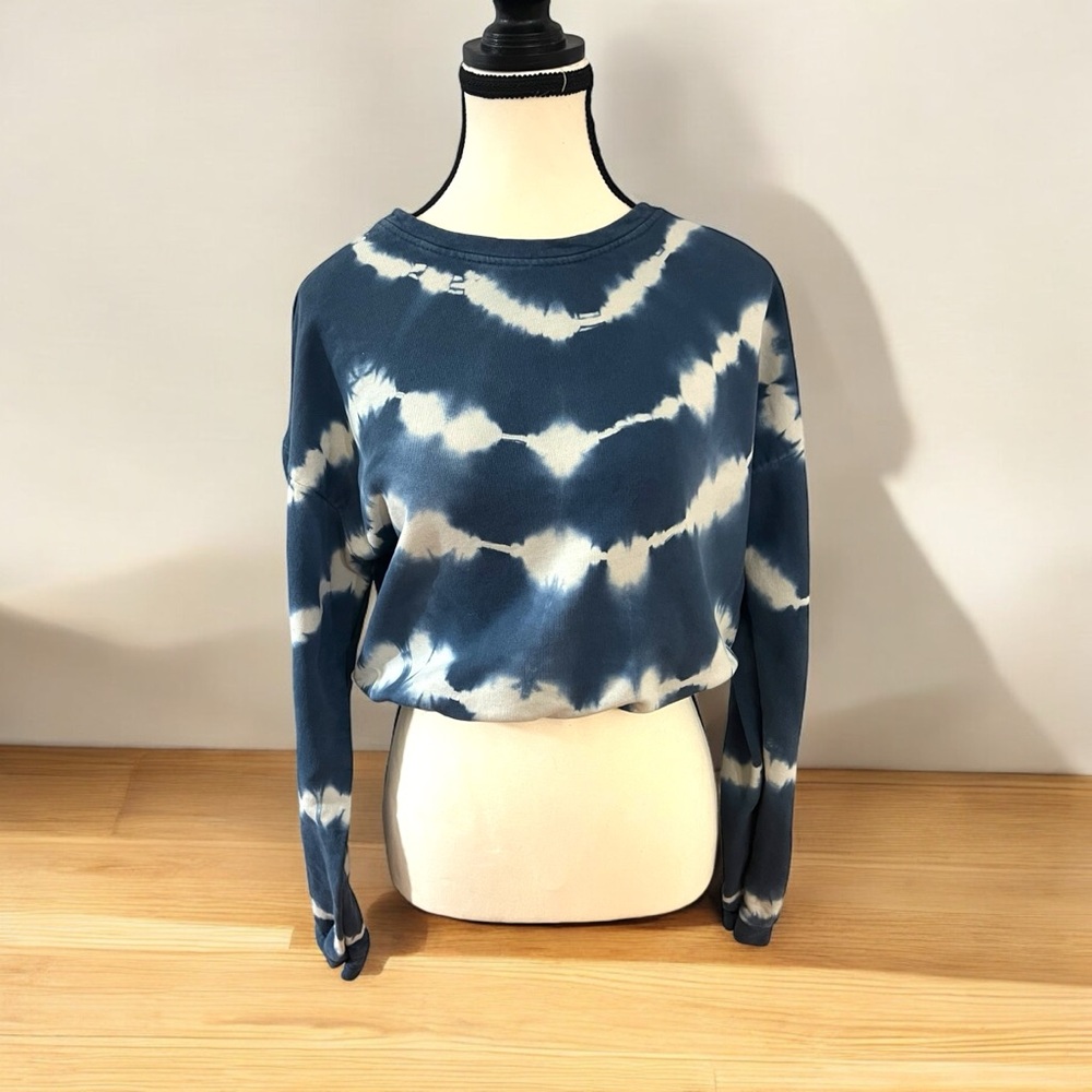 Cropped tie-dye sweatshirt in navy and white, long-sleeved .